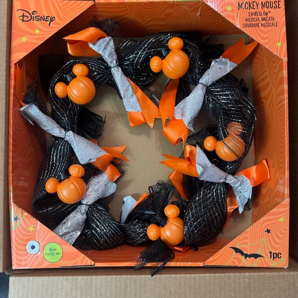 NWT. Disney Halloween Mickey Mouse Musical Lighted Black Wreath Mickey Pumpkins